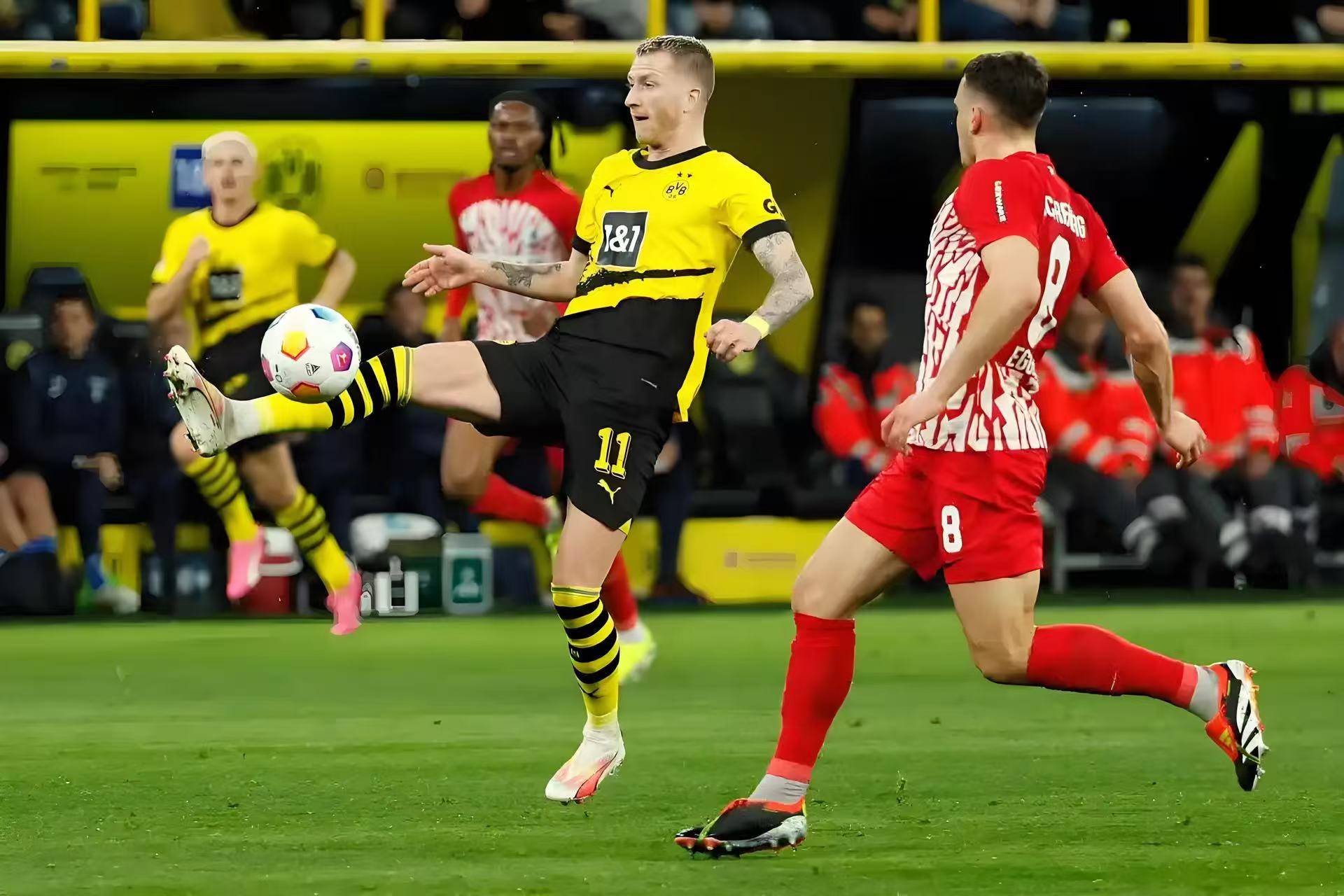 开云体育活动-沃尔夫斯堡球队在最新比赛中再次夺冠