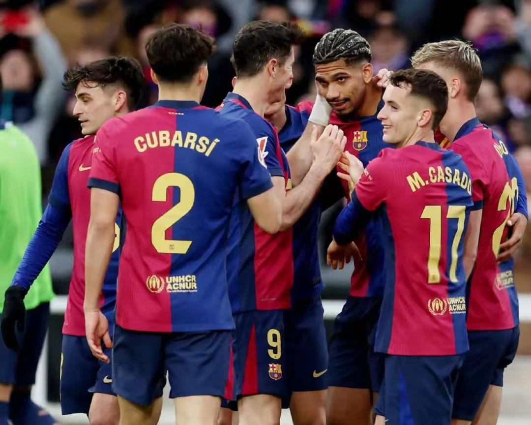 赛场上掀起波澜，双方激烈争夺胜利的简单介绍