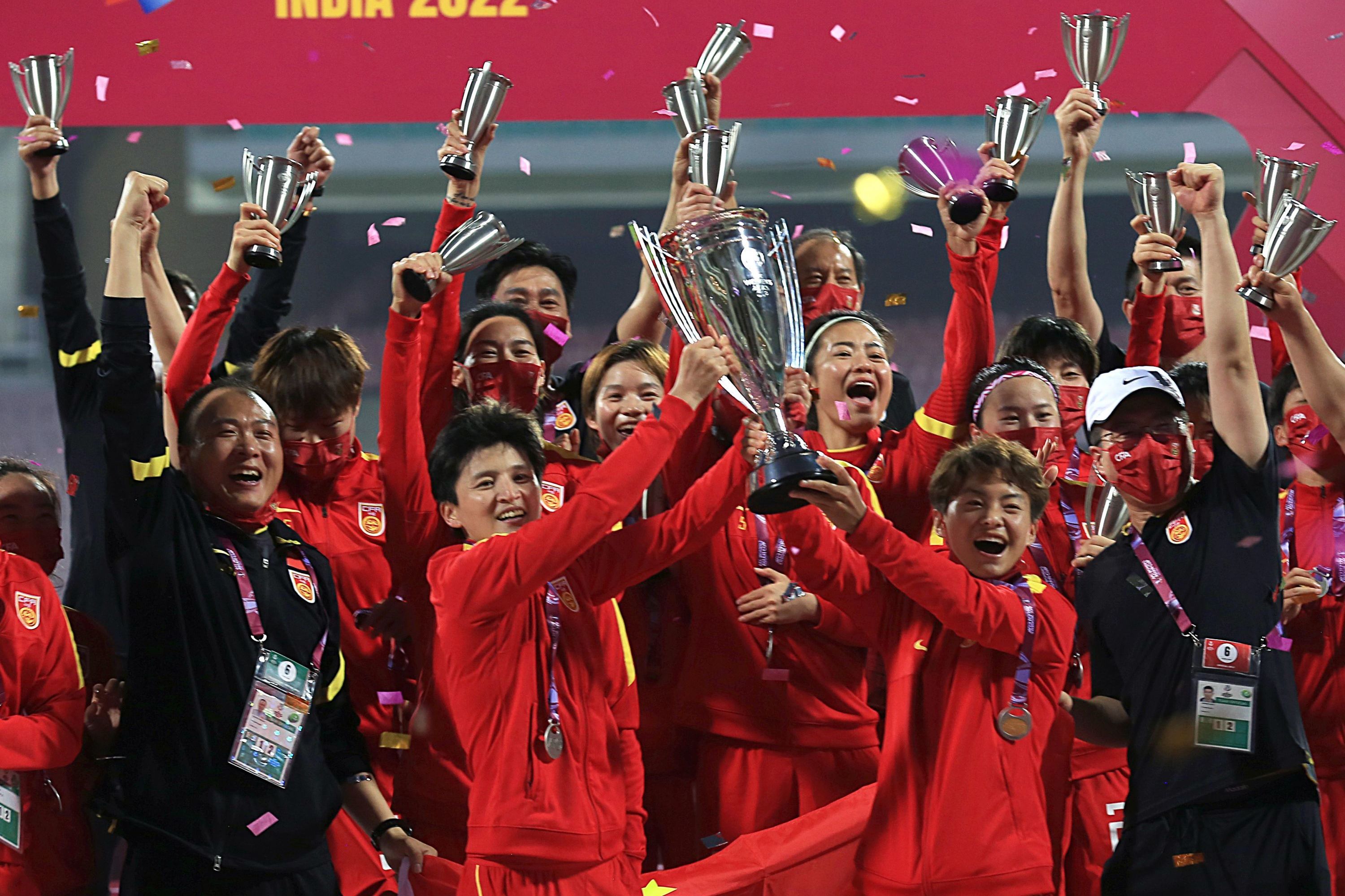 开云体育官方-追寻足球梦想，女足队员奋力拼搏争取胜利的简单介绍