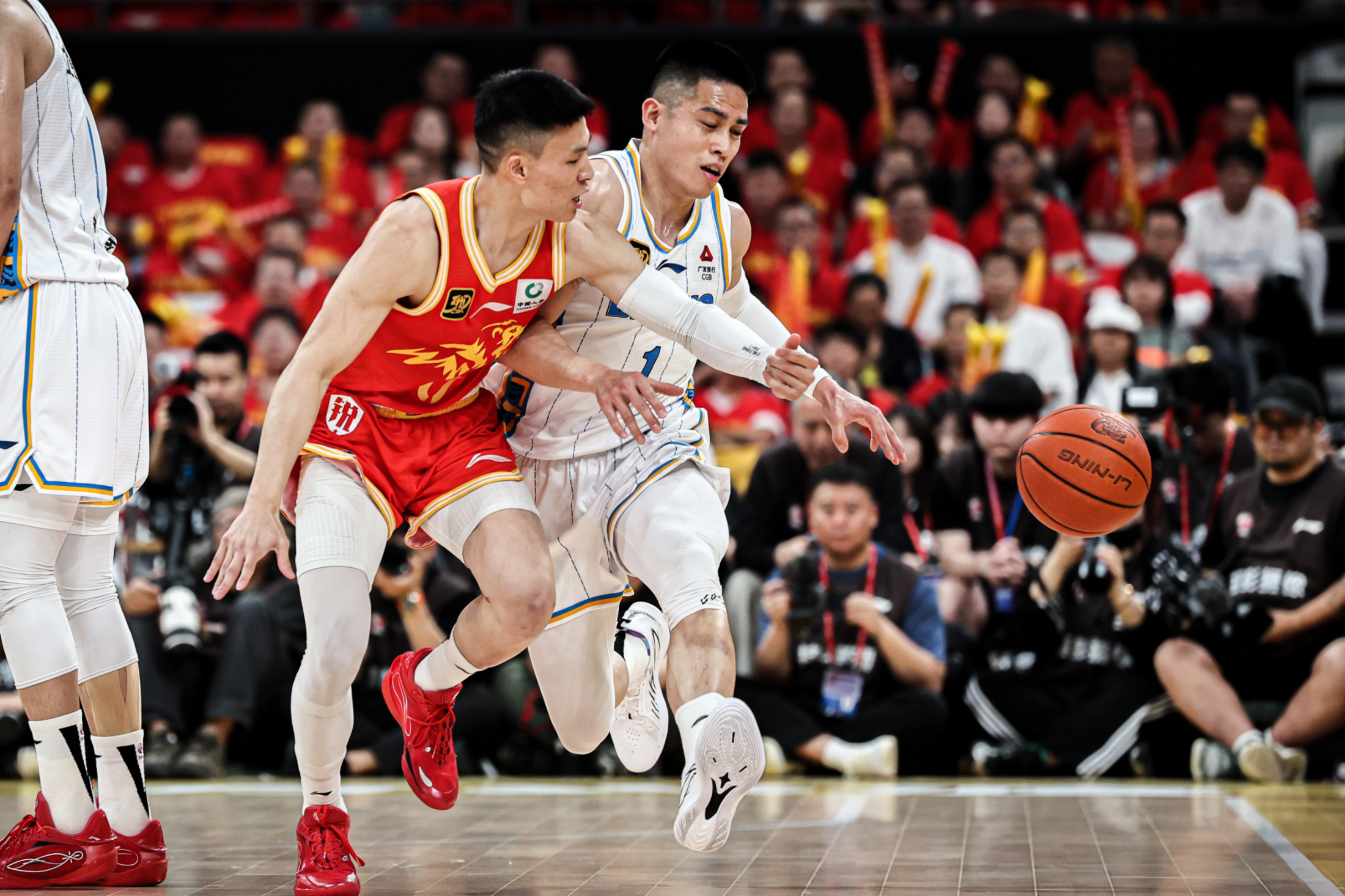 开云体育官方登录入口-胜利在望的篮球队展现出团结协作精神