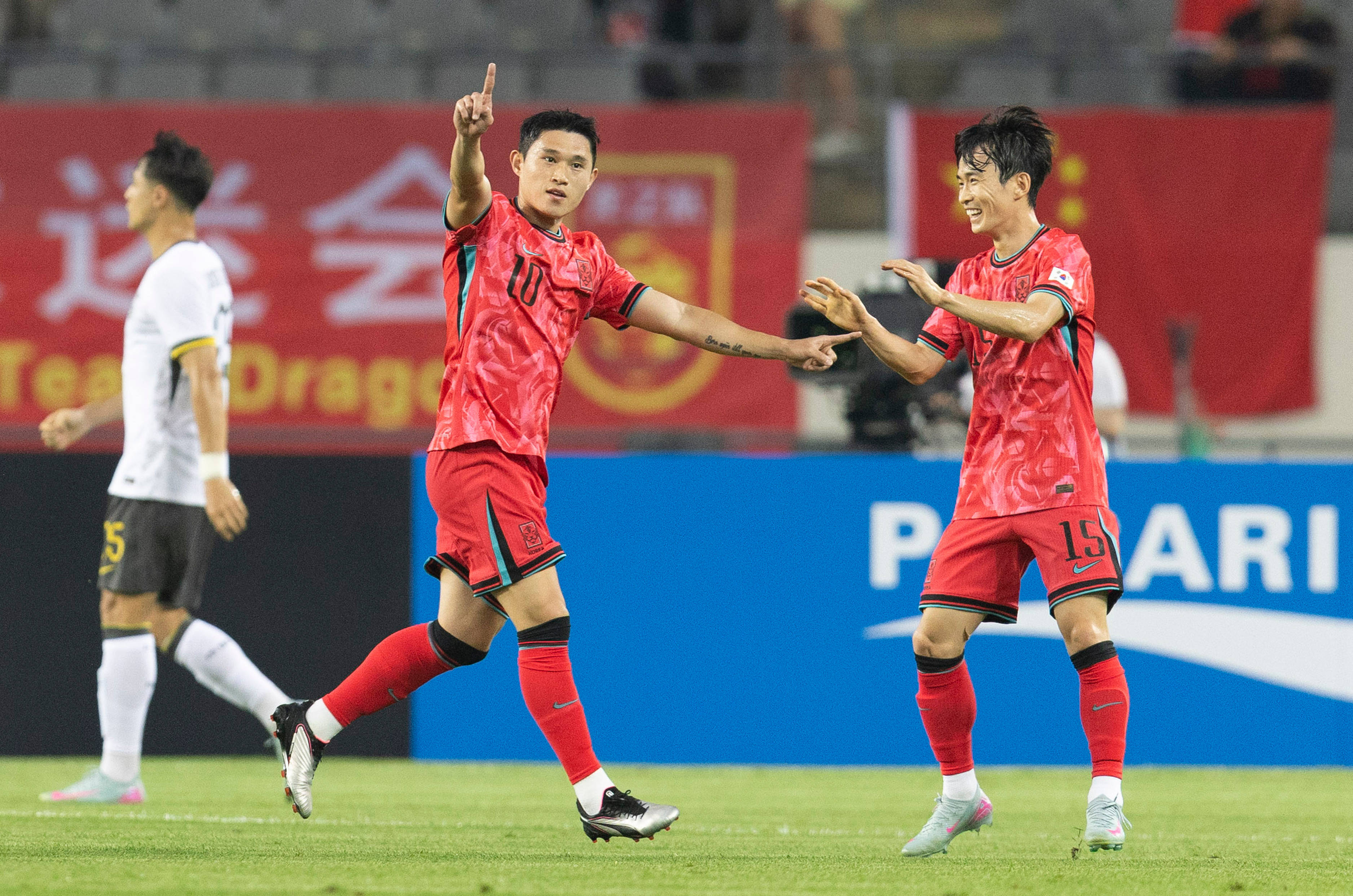 足球比赛中,东亚球队夺得冠军 足球比赛中,东亚球队夺得冠军